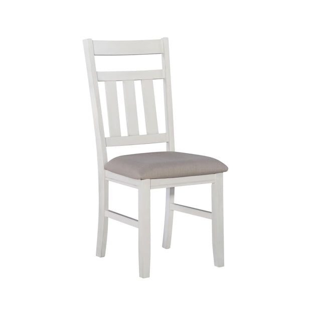Padilla Chaise Latérale, Blanche avec un Cadre en Hévéa Blanc Fumé et un design Traditionnel à Dossier à Lattes, Siège Rembourré Rembourré en Tissu de performance Uni Beige Résistant aux Taches avec texture Tressée en Panier, Montré dans une Vue avant 3/4, Convient aux Sièges de Cuisine et de Salle à Manger et Est Souvent Utilisé comme Siège Supplémentaire dans les Bureaux à Domicile.