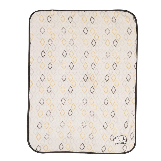 George Baby Couverture à Appliqué avec Fond Blanc et Motif de Losanges Gris et Jaunes Répétitifs, Bordure Gris Foncé, et une Petite Appliqué d'Éléphant Gris dans un Coin. Cette Couverture pour Bébé Légère en polyester de 30 par 40 Pouces Est Conçue pour le Confort de la Chambre de Bébé et l'Utilisation en Poussette.