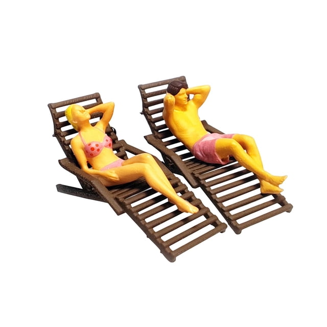 Chaise de Plage en Résine Longue Inclinable Modèle Scène Miniature Scène de Vie Créative 1:87 Noir. Cet Ensemble Miniature à l'Échelle 1:87 Comprend Deux Chaises de Plage en Résine Brun Foncé à Lattes avec une figurine d'Homme et de Femme Se Détendant en Tenue d'Été. Idéal pour des dioramas sur le Thème de la Plage, des Ornements de Bureau Ou comme Article de Collection.