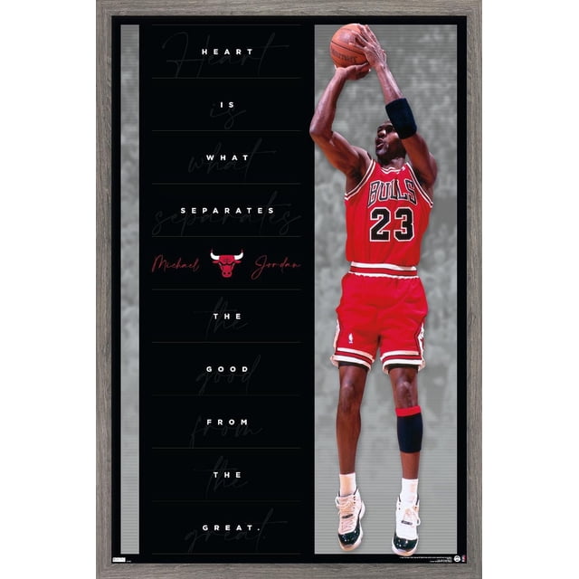 Michael Jordan - Affiche Murale Cœur, 22,375 Po x 34 Po Montrant un Joueur de basketball en Rouge avec le Numéro de Maillot des Chicago Bulls 23 Tirant un Ballon de basketball, avec un Panneau Noir sur la Gauche Affichant la Citation « le Cœur Est Ce Qui Sépare les Bons des Grands » en Texte Blanc et le logo des Chicago Bulls entre les Noms Michael et Jordan.