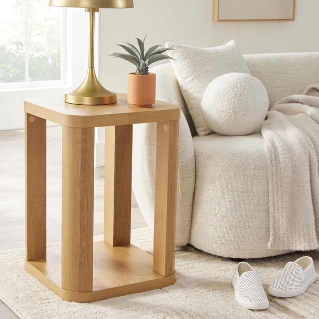 Better Homes & Gardens Table d'Appoint Juliet en Ton Bois Miel Clair avec Bords Arrondis et Tablette Inférieure Ouverte, Conçue avec une Lampe Dorée et une Petite Plante en Pot, Placée à Côté d'Un sofa à Texture Crème avec des Coussins et un Jeté dans une Pièce Lumineuse, Idéale comme Table d'Appoint de patio Ou Table d'Accent pour Petits Espaces Ou Appartements.