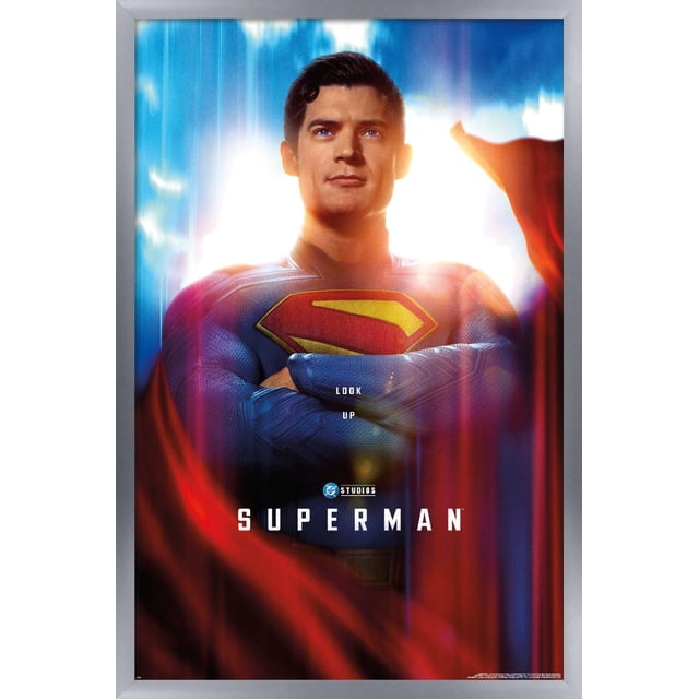 DC Studios Superman (2025) - Affiche Murale Gros Plan d'Une Feuille avec une Vue Centrée et Orientée vers l'Avant de Superman en Complet Texturé Bleu Mettant en Vedette un Emblème « s » Rouge et Jaune sur la Poitrine, les Bras Croisés, et une cape Rouge Fluide sur un Fond Bleu et Blanc Vif avec des Stries Lumineuses Verticales. l'Affiche Comprend le Texte « Style UP » et « Superman » et Est Idéale pour une Déco Murale Audacieuse dans les Chambres, les Bureaux Ou