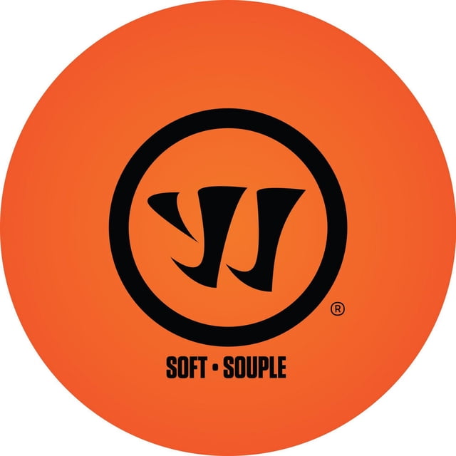 Warrior Balles de Hockey de Rue - Densité Douce - Orange, une Balle de Hockey de Rue Orange Vibrante d'Un Diamètre de 2 5/8 Pouces avec un logo Warrior Noir Entouré et un Texte « Soft - Flexible », Conçue pour un Faible Rebond et un Contrôle Accru pendant le Jeu de Hockey de Rue.