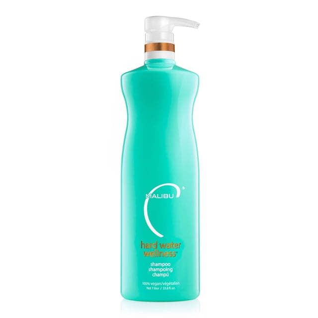Malibu C Hard Water Wellness Shampooing dans une Bouteille de 33,8 oz. le Shampooing Est Emballé dans une Bouteille turquoise Élégante avec Distributeur à Pompe et Présente le logo Malibu C et le Nom du Produit en Texte Blanc et orange. Ce Shampooing 100 % Végétalien Est Conçu pour Protéger les Cheveux contre les Dommages Causés par l'Eau Dure, Prévenir la Sécheresse et les Pellicules, et Offrir une Sensation de Santé des Cheveux Sans Résidus. Convient à Tous les types de Cheveux et Est Infusé d'Un Parfum orange Dreamsicle