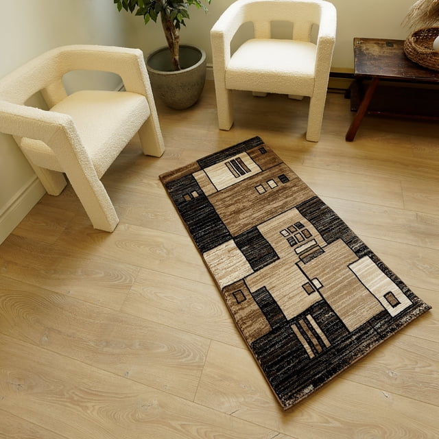 Rug Branch Montage Collection Tapis Coureur Moderne Géométrique pour Aire sur Plancher de Bois Clair entre Deux Fauteuils Bouclé Crème, Présentant une Forme Rectangulaire avec un Motif Géométrique en Brun, beige et Noir, Placé dans une Pièce Minimaliste avec une Plante en Pot et une table d'Appoint en Bois, Idéal pour les Couloirs Ou les Entrées.