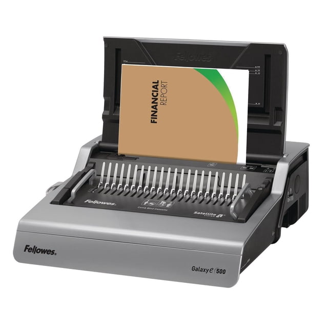 GalaxyTM E 500 Machine Électrique de Reliure à Peigne avec Trousse de Départ par Fellowes, Montrée à l'Avant en Vue 3/4 avec un document de Rapport Financier Chargé Verticalement pour le Perçage. la Machine Argent et Noire Comprend des Dents de Liaison à Peigne, un guide de Bord Ajustable et des Repères de Mesure. Elle Perfore jusqu'à 28 Feuilles et Relie jusqu'à 500 Feuilles avec un Peigne de 2 Pouces, Incluant un Plateau de Rangement pour Peigne et un Ensemble de Départ, Convient