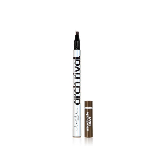 Lottie London Arch Rival Stylo à Sourcils Effet Microblade en Brun Chaud avec une Pointe Microblade Précise à 4 Pointes pour des Traits de Sourcils Naturels Semblables aux Cheveux, Non Coiffé avec le Capuchon Brun à Côté sur Fond Blanc, Idéal pour Combler les Zones Clairsemées et Définir les Sourcils.