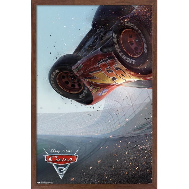 Disney Pixar Les Bagnoles 3 - Affiche Murale en une Feuille, 22,375 Po x 34 Po, Montrant une Voiture de Course Rouge Numérotée 95 Se Retournant sur un Piste de Course avec des Étincelles et des Débris en Vol, Imprimée sur Papier d'Affiche Lustré aux Couleurs Vibrantes et un Cadre en Bois, Convient à la Décoration Murale de Chambre Ou de Bureau.