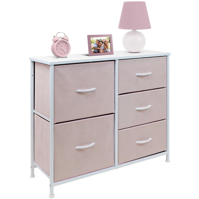 Sorbus Commode à 5 Tiroirs en Rose, Conçue pour les Chambres d'Enfants, avec Plateau en Bois MDF Blanc et Cadre en Acier durable. Comprend Cinq Tiroirs en Tissu Spacieux avec Poignées en Bois Blanches, Parfaite pour Organiser les Vêtements, les Jouets et les Articles Ménagers. le Plateau Est Conçu avec une Lampe Rose, un Réveil et un Cadre photo. Mesure Environ 25” L x 11.87” L x 28.75” H.