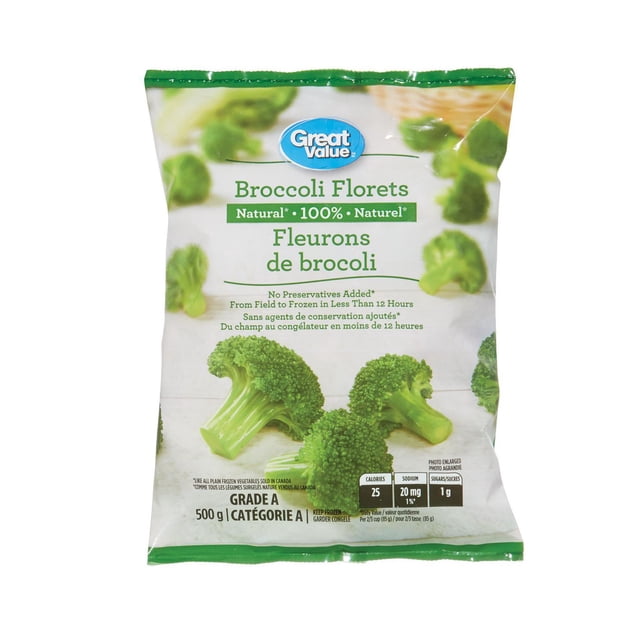 Great Value Bouquets de Brocoli Surgelés, Sac Scellé de 500 g Orienté vers l'Avant Montrant des Bouquets de Brocoli Surgelés avec le logo Great Value et l'Étiquette de 500 g; Gros Plan sur des Bouquets Texturés avec un Léger Givre sur Fond Blanc. Légumes Surgelés de Qualité a Étiquetés 100 % Naturels et Sans Agents de Conservation Ajoutés, Convenant à la Préparation sur la Cuisinière Ou au Micro-Ondes et Souvent Utilisés comme Ingrédient Ou base de Purée pour Soupes et Poêles.