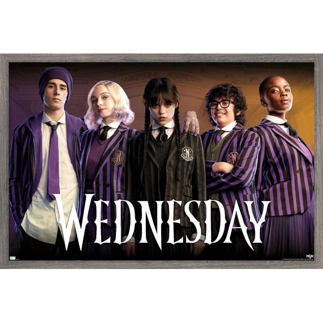Wednesday - Affiche Murale de Groupe, 22,375 Po x 34 Po, Représentant Cinq Personnages en Uniformes Scolaires Rayés Violet et Noir avec Chemises Blanches et Cravates Noires Debout Côte à Côte sur un Fond Sombre et Ornementé, avec le Titre « Wednesday » en Grande Police Gothique Blanche au Bas, Idéal pour la Décoration Murale de la Maison Ou du Bureau.