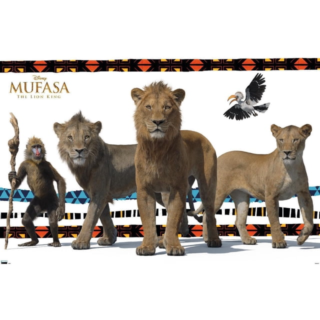 Disney Mufasa : Le Roi Lion - Affiche Murale de Groupe Mettant en Vedette un Jeune Lion Orienté vers l'Avant avec une Crinière au Centre, une Lionne à Droite et un Lion Plus Jeune à Gauche, Accompagné d'Un Babouin Tenant un Bâton en Bois et d'Un Oiseau Cornichon Volant, sur Fond Blanc avec des Motifs Tribaux Colorés en Rouge, Bleu, Noir et orange.