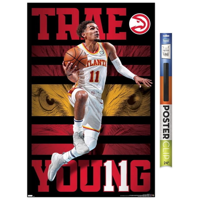 NBA Atlanta Hawks - Trae Young Affiche Murale 20, 22,375 Po x 34 Po Encadrée Montrant Trae Young en Blanc Chandail des Atlanta Hawks Numéro 11 Sautant avec Ballon de basketball à la Main, sur Fond Noir avec Rayures Horizontales Rouges et Jaunes et Graphique aux Yeux de Faucon, avec Grand Texte Rouge Trae Young.