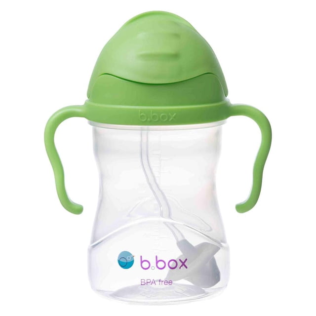 b.box Sippy Cup avec Paille Pondérée Innovante de Couleur Pomme Verte. la Tasse Présente un Corps transparent avec un Couvercle Vert et des Poignées à Prise Facile des Deux Côtés. Elle Comprend une Paille Pondérée Qui Se Déplace avec le Liquide, Permettant de Boire Facilement sous n'Importe Quel angle. la Tasse a un Couvercle à Rabat et Est Sans BPA, Ce Qui la Rend Adaptée aux Tout-Petits pour la Transition du Biberon Ou de l'Allaitement.