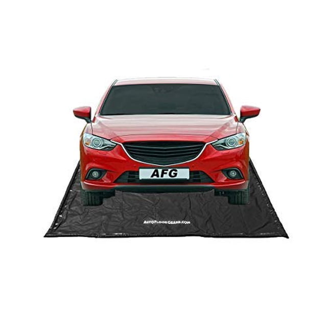 AutoFloorGuard AFG7918 Tapis de Confinement de Garage Compact de 7,75 Pieds par 18 Pieds en Noir, Montré Placé sous une Voiture Rouge. le Tapis Présente des Joints Scellés à la Chaleur, Étanches et des Bords Renforcés pour Protéger les Planchers de Garage de la Neige, de la Glace, de la Boue et des Débris. Fabriqué en Tissu PVC durable, Il Comprend des Coins Qui Restent en Place pour Empêcher le Glissement et une Raclette avec un Poteau Télescopique pour un Nettoyage Facile. les Dimensions Sont 216 x 93 x 1 Pouces.