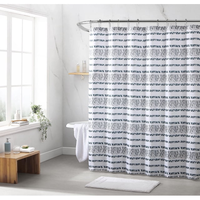 1 rideau de douche en tissu rayé.