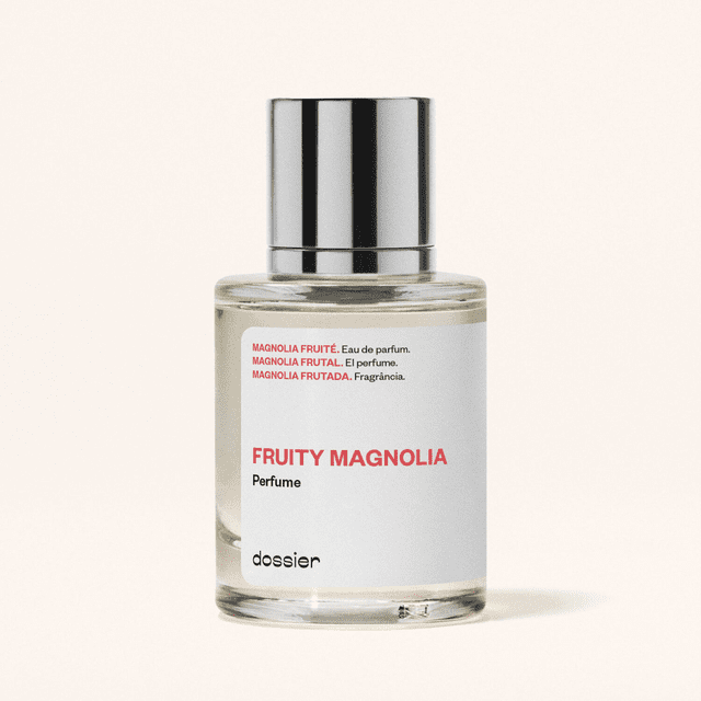 Magnolia Fruitée Inspirée par Bright Crystal Eau de Parfum de Versace, Parfum pour Femmes, 50 ml / 1,7 Oz. une Bouteille en Verre Transparent avec une Étiquette Blanche Minimaliste Présentant un Texte Rouge et Noir, Surmontée d'Un cap Cylindrique Argenté. Présente des notes de Tête de Grenade, de yuzu et d'Accord Aquatique; des notes de Milieu de Magnolia, de Pivoine et de rose; et des notes de base d'Ambre, de Musc et de Bois d'Acajou. Végane, Sans Cruauté