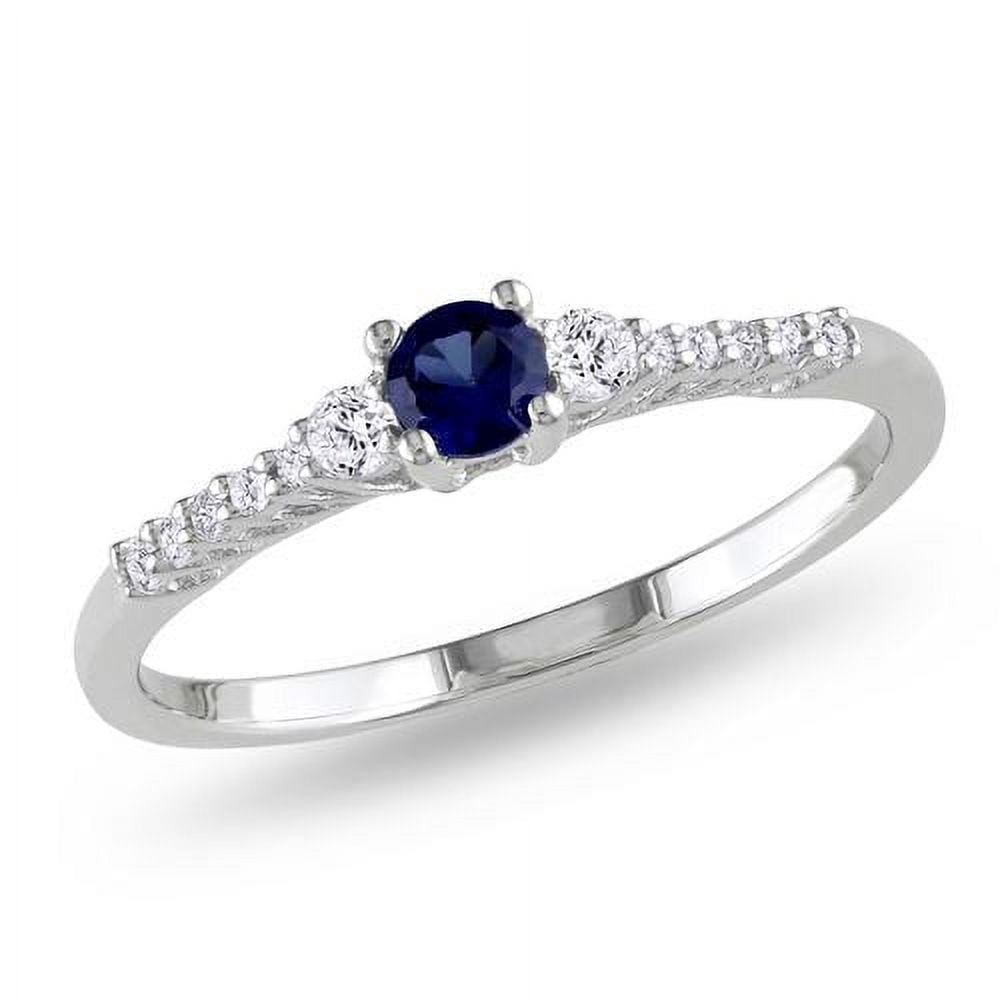 Bague de promesse Tangelo avec 0.33 carat de saphir bleu synthétique et accent de diamants en argent sterling