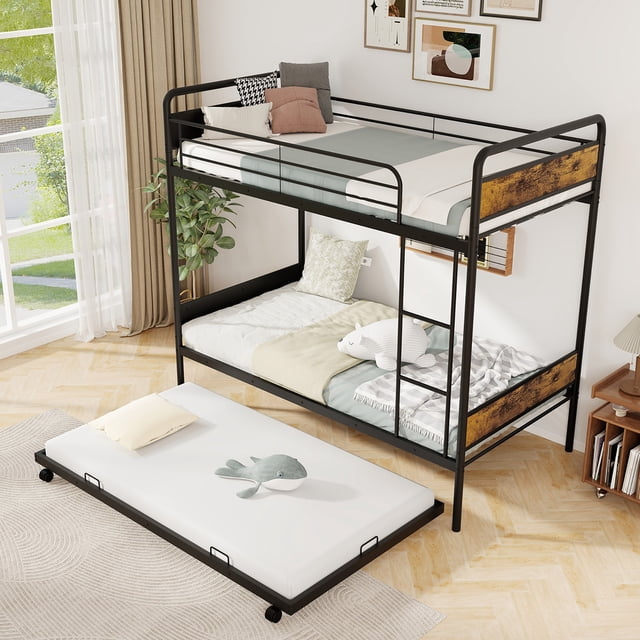 Gymax Lit Superposé Simple sur Simple avec Tiroir-Lit, Conçu pour les Chambres d'Enfants, Doté d'Un Cadre Métallique Noir Industriel avec accents de Bois vintage. le Lit Superposé Comprend un Lit Simple Supérieur et un Lit Gigogne Inférieur sur des Roues Verrouillables pour une Fonctionnalité Gain de Place. Garde-Corps Pleine Longueur sur le Lit Supérieur Assurent la Sécurité, Tandis Qu'une Échelle Intégrée Offre un Accès Facile. Idéal pour Maximiser l'Espace dans les Maisons Modernes, Appartements Ou Dortoirs, l'Ensemble Est Exposé dans une Pièce Lumineuse avec Plancher de Bois, Rideaux