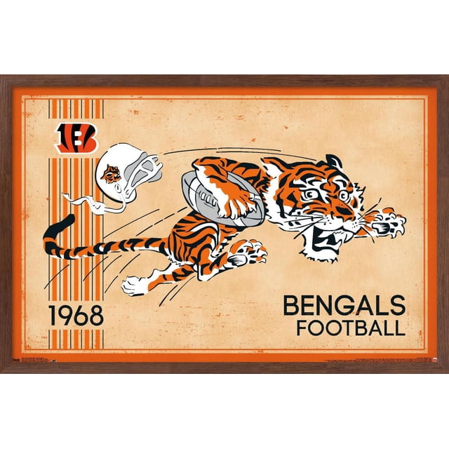 NFL Cincinnati Bengals - Affiche Murale Logo Rétro 14, 22,375 Pouces x 34 Pouces Mettant en Vedette une illustration Rétro de Tigre Bengal Tenant un Ballon de football à Mi-Hauteur avec un Casque Bengals Blanc Volant derrière, sur Fond Texturé beige avec des Rayures orange et Noires, l'Année 1968, et le Texte « Bengals football ». Convient à la Déco de Chambre à Thème Sportif Ou aux collections de Fans.