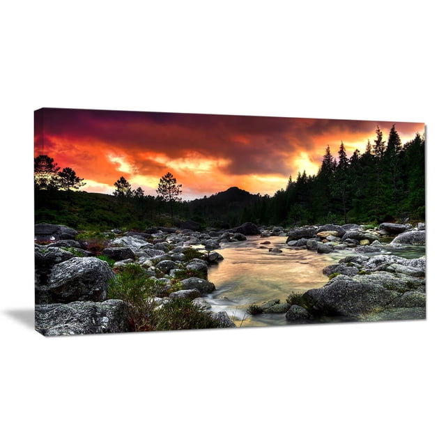 Design Art Rivière de Montagne Rocheuse au Coucher du Soleil Très Grand Art Mural Paysage Montrant une Impression sur Toile de Coton Enveloppée d'Une Rivière Rocheuse Coulant dans une Forêt de Pins et une silhouette de Montagne sous un Ciel de Coucher de Soleil orange Vif, Imprimée avec des Encres Giclées Haute Résolution et Prête à Accrocher avec la Quincaillerie Incluse, Convient pour Ajouter un Décor Naturel aux Murs de la Maison Ou du Bureau.