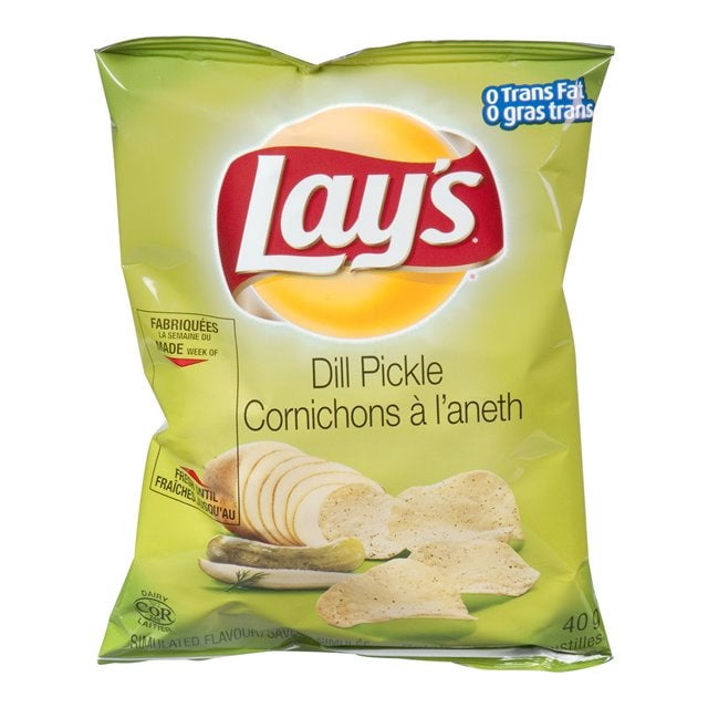 Lay's Croustilles de Pommes de Terre à l'aneth et Cornichons, Conformes en Gras Trans, 40 g par Unité, Emballées dans un Sac Vert Comprenant des Croustilles Tranchées et des Cornichons. l'Avant Présente « Cornichons à l'aneth » et « 0 Gras Trans » en Anglais et en Français. Idéal pour Grignoter Ou Servir avec des sandwiches et des Boissons. Choix Populaire de Croustilles au Canada.