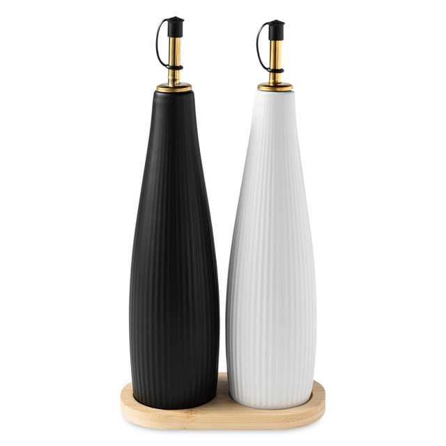 Thyme & Table Ensemble de Pichet Nervuré avec Deux Bouteilles d'Huile Nervurées en Noir et Blanc, Chacune avec Bec Verseur Ton or et Bouchon Noir, sur un Plateau en Bambou, Conçu pour une Distribution Facile des Huiles et des Vinaigres et Convient à une Utilisation Élégante en Cuisine Ou en Salle à Manger.