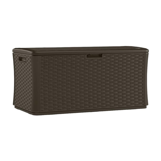 Suncast Coffre de Terrasse Extra Grand – Rangement Extérieur en Résine de 134 gal. Couleur Java, Vue avant 3/4 Montrant une Forme Rectangulaire avec Motif en Osier Tressé. Fabriqué en Résine à Multiples Parois Résistante aux Intempéries avec Couvercle Verrouillable par Coussinet et Fermeture à piston, Mesurant 55 Po L x 28,5 Po P x 27 Po H. Convient pour Ranger des Coussins d'Extérieur, l'Équipement de Jardinage et Sert Aussi de Siège Supplémentaire.