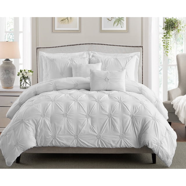 Ensemble de Douillette Froncée à Motif Floral sur un Lit avec Tête de Lit Rembourrée beige et Garniture de Clous Décoratifs, Comprenant une Douillette en Microfibre Blanche et des Couvre-Oreillers à texture Florale Froncée. l'Ensemble de 3 Pcs Comprend une Douillette et des Couvre-Oreillers Faits d'Un Tissu durable et Résistant aux Plis, Idéal pour Toutes les Saisons. Convient comme Pièce Décorative de Superposition pour les Chambres d'Amis Ou comme Rafraîchissement Saisonnier.