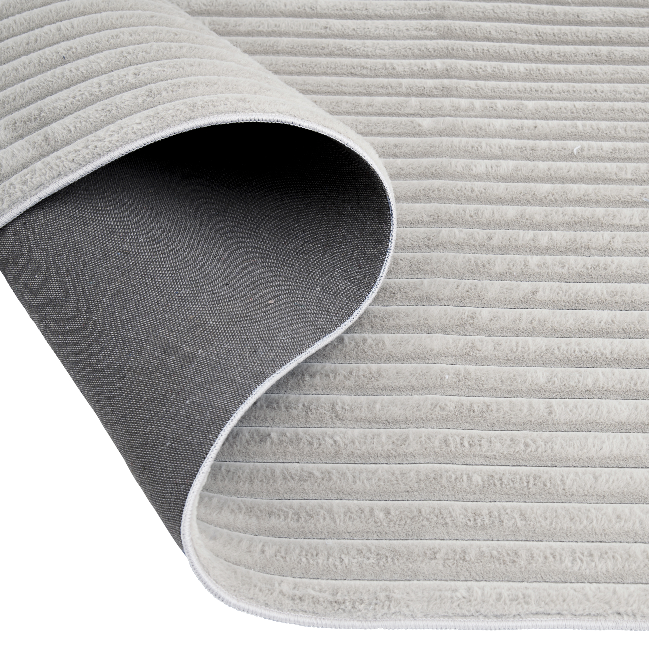 Tapis d'intérieur Avenue B en fausse fourrure grise (format 4 x 6). Emplacements recommandés : salon, chambre ou salle à manger.
