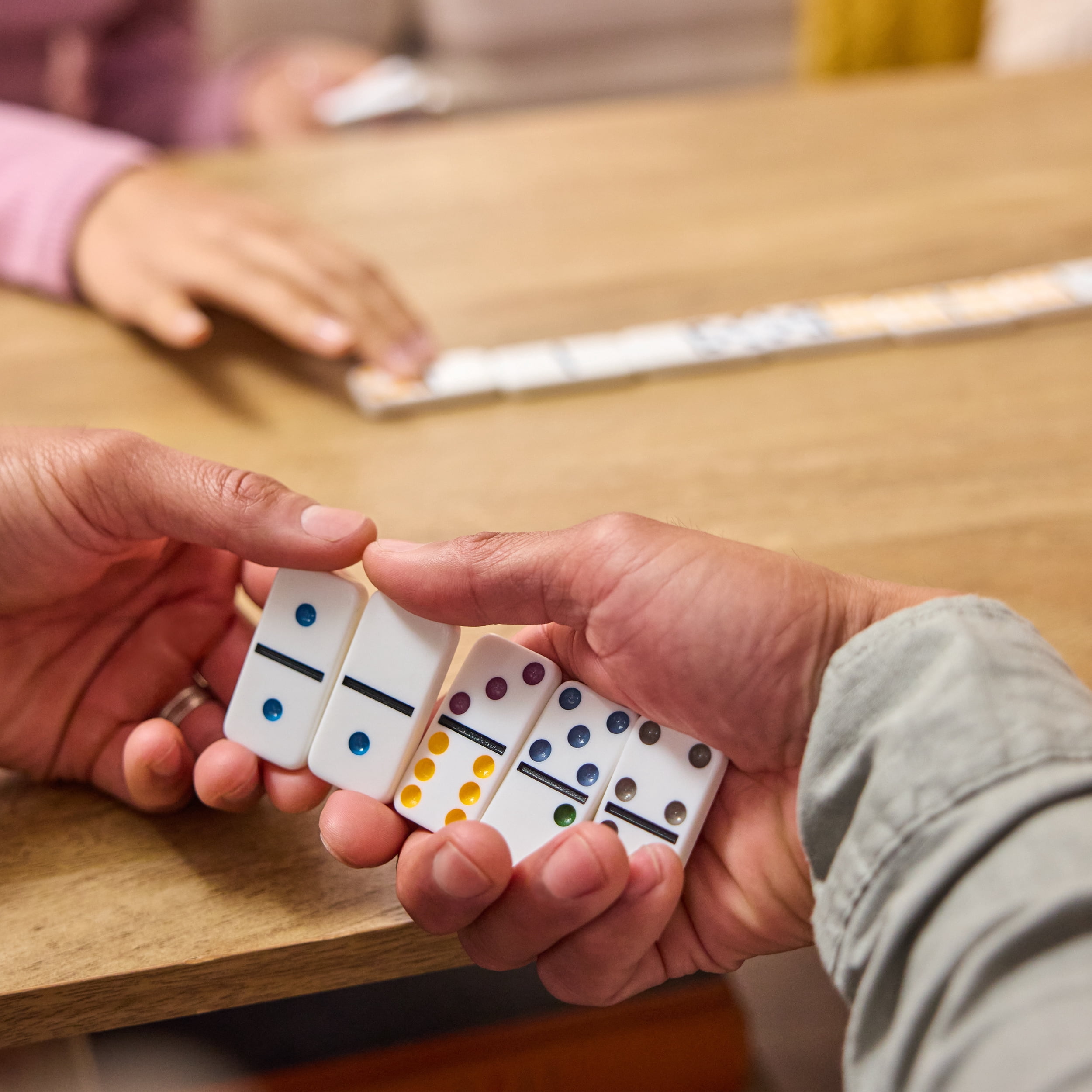 Spin Master Games, Cardinal Classics, Coffret de dominos double six dans une boîte de rangement en métal, pour les familles et les enfants à partir de 8 ans