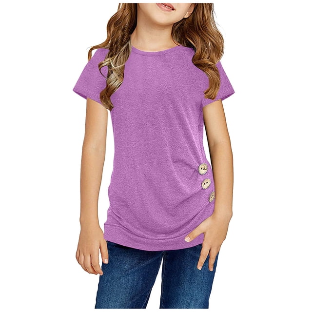 Hauts Tuniques Décontractés pour Filles, Nœud à l'Avant, Boutons, Blouse T-Shirt Tee à Manches Courtes de Couleur Unie Mauve. Comprend des Manches Courtes, un Col Rond, un Détail Nœud Torsadé à l'Avant et des Boutons Latéraux Décoratifs. Fait de 90 % Coton et 10 % Élasthanne pour une Coupe Douce, Respirante et Légèrement Extensible. Convient aux Filles de 4 à 13 Ans, Idéal pour les Tenues Décontractées, l'École Ou les Sorties. Montré Assorti à des jeans en denim.