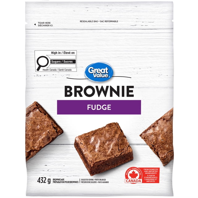 Great Value Mélange pour brownies au Fudge 432 g Sac Refermable avec Trois brownies au Fudge Carrés sur une surface en Bois Blanche, Étiqueté Riche en Sucres et Fabriqué au Canada, Convient à la Cuisson Rapide et Facile de Desserts Maison.