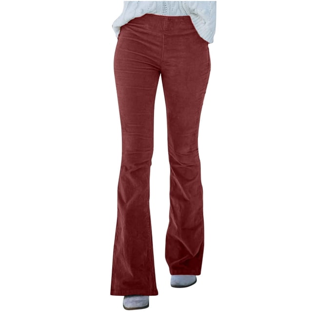 Pantalon Évasé pour Femmes en Velours Côtelé Uni à Taille Haute Extensible avec Taille Élastique, Montré dans un Ton Brun Rougeâtre. Ces Pantalons Pattes d'Éléphant Présentent un design Taille Haute avec une Taille Élastique Ajustée et une silhouette de Jambe Évasée. Fabriqués en Tissu Velours Côtelé Doux et Extensible, Ils Offrent Confort et Durabilité. les Pantalons Sont Assortis à un Chandail Tricoté Blanc et à des Chaussures Gris Pâle, Soulignant Leur style Polyvalent.
