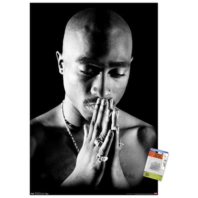 Tupac - Affiche Murale de Prière, 14,725 Pouces x 22,375 Pouces, Affiche Noir et Blanc Lustré Montrant une Figurine Sans Chemise avec les Mains Pressées l'Une contre l'Autre dans la Prière, Portant Plusieurs Bagues et un Collier Chaîne, Convient à l'Art Mural et à la Déco de la Maison dans les Chambres, les Bureaux Ou les Dortoirs.