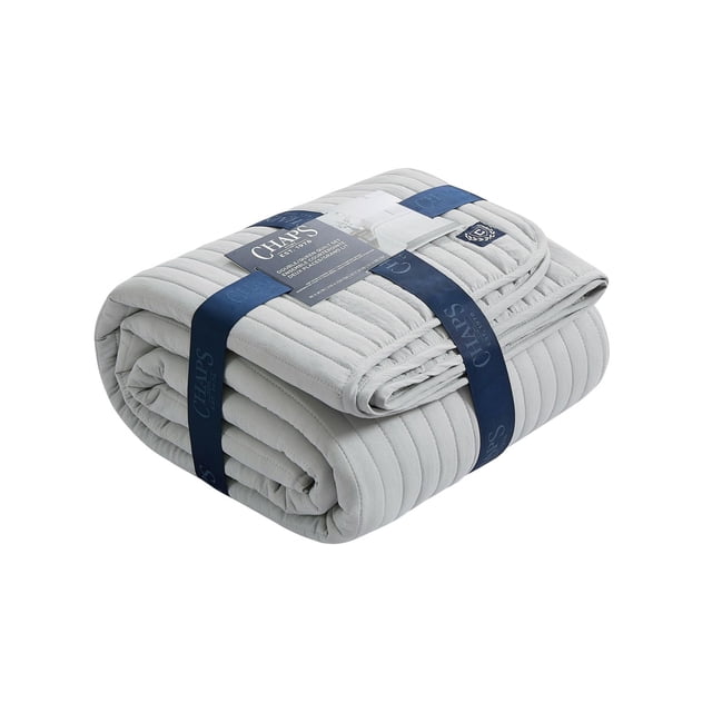 Chaps Ensemble de Courtepointe 3 Pcs Gris Double/Grand Plié avec Sangles de Marque Bleu Marine, Présentant une texture Côtelée Douce en Gris Pâle, Conçu pour Lits double Ou Grand avec Deux Taies d'Oreiller Assorties, Convient pour Améliorer le Confort et la Chaleur de la Chambre.