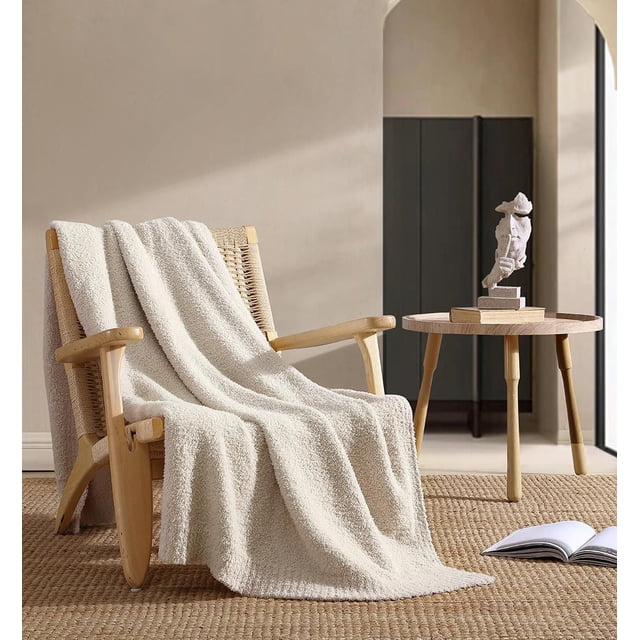 Better Homes & Gardens Jeté en Tricot Douillet, Papyrus Beige, 50x72 Pouces Drapé sur une Chaise Longue en Bois Clair Tissé dans une Pièce Beige avec une table d'Appoint Ronde en Bois Tenant une Petite sculpture Abstraite et des Livres, Placé sur un Tapis en Fibre Naturelle avec un Livre Ouvert à Proximité, Convient pour Ajouter Chaleur et style aux Espaces de Vie.