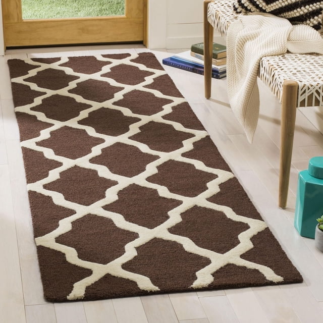 Safavieh Cambridge Liam Tapis Géométrique Brun et Crème avec texture de Laine Tuftée à la Main, Présentant un Motif de Treillis Géométrique sur un Plancher de Bois Franc Clair Près d'Une Porte en Bois et un Banc Tissé avec un Jeté Crème, Idéal pour accent de Maison Ou de Bureau.