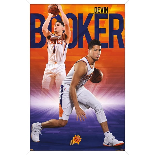 NBA Phoenix Suns - Devin Booker 18 Affiche Murale, 22,375 Po x 34 Po Encadrée Présentant Deux poses d'Action de Devin Booker en Uniforme Phoenix Suns Blanc avec accents orange et Violet, une pour Tirer et une pour Dribbler un Ballon de basketball, sur Fond Dégradé orange et Violet avec Grand Texte Bleu « Booker » et le logo des Suns au Bas, Convient à la Déco de Chambre à Thème Sportif.