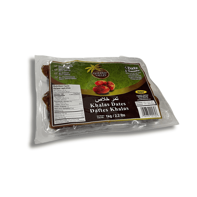 GOLDEN VALLEY KHALAS Dattes sous Vide dans un Emballage Transparent Scellé sous Vide Montrant des Dattes Séchées Naturelles Brun Foncé. l'Étiquette Présente le logo GOLDEN VALLEY, des Faits Nutritionnels et des Détails sur les Produits Incluant 1 kg (2,2 Lb) de Poids net, une source de Fibres, Sans sodium, Entièrement Naturelles et Sans Agents de Conservation. Souvent Utilisées comme Collation Santé Ou pour Ajouter une Douceur Naturelle aux Plats.