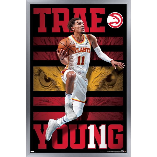 NBA Atlanta Hawks - Trae Young 20 Affiche Murale, 22,375 Po x 34 Po Encadrée Montrant Trae Young en Blanc, Chandail des Atlanta Hawks Numéro 11 Sauteur avec basketball sur Fond Rayé Noir et Rouge avec Texte Rouge Audacieux « Trae Young » et Graphique d'Yeux de Faucon Jaunes, Encadrée en Argent. Idéale pour la Déco Murale de Chambre à Thème Sportif Ou de Bureau.