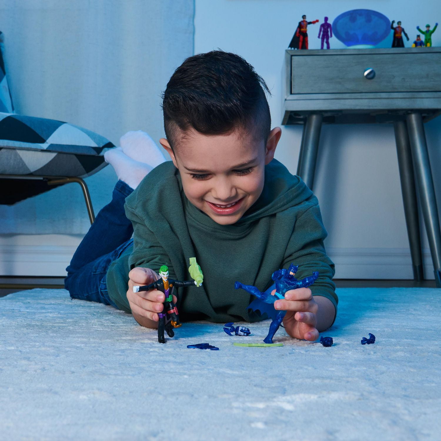 Batman, Figurine articulée The Joker de 10 cm avec 3 accessoires mystère, pour les enfants à partir de 3 ans