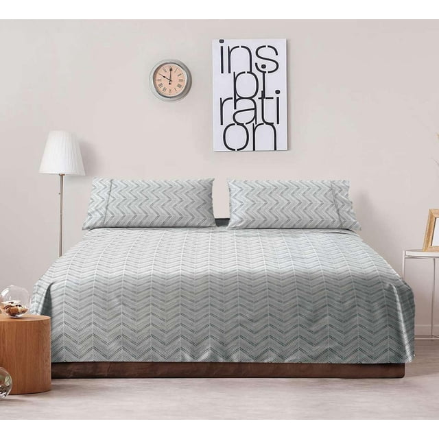 Fabstyles Ensemble de Draps en Chevrons Gris Simple avec Drap-Housse Gris 100 % Coton à Motif Chevrons, Drap Plat et Taies d'Oreiller sur un Lit dans une Pièce Minimaliste avec une Lampe sur Pied, une Horloge Murale et un art Mural Inspirant, Idéal pour Ajouter Confort et style à Toute Chambre.