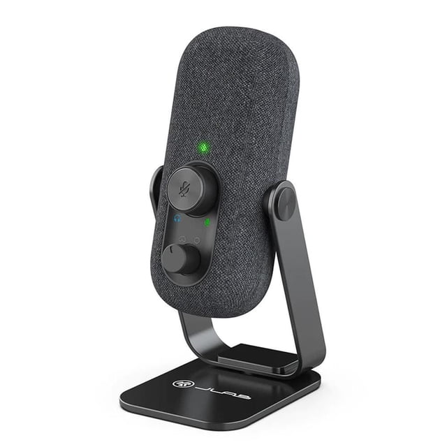 JLab Go Talk Microphone USB Noir avec une capsule Compacte Recouverte de Tissu Montée sur un Support en Métal Noir Comprenant des Boutons de volume et de Contrôle Muet, des Indicateurs DEL Verts, et une base Robuste avec le logo JLab, Offrant une Utilisation plug-and-play et des modes Cardioïdes et Omnidirectionnels Idéal pour la Baladodiffusion et les Appels.