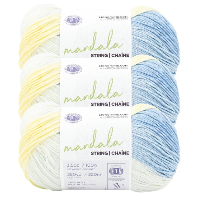 Lion Brand Mandala® Fil à Tricoter #1 Superfin/à Doigts 100 G/320 m 3 Pelotes Empilées Verticalement avec Étiquettes Blanches Montrant les Détails de la Marque et du Produit. le Fil Affiche des Couleurs Jaune pastel, Blanc et Bleu Pâle, Fait de 100 % Acrylique. Il Présente une Jauge au crochet de 20 sc x 26 r et une Jauge en Tricot de 28 ST x 32 r, Idéal pour la Dentelle, les Châles et les Accessoires.