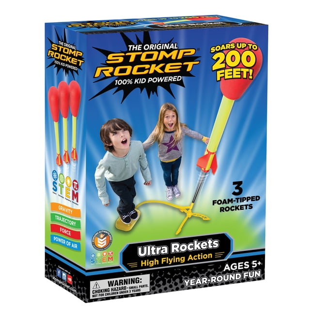 Stomp Rocket Ultra , Emballage de 3 Fusées avec un Fond Bleu Vif et des Enfants Jouant à l'Extérieur. la Boîte Met en Valeur la Capacité du Produit à Lancer des Fusées à Embout en Mousse jusqu'à 200 Pieds à l'Aide d'Un Lanceur à Pédale. Comprend 3 Fusées, un Lanceur Ajustable, et Favorise l'Apprentissage STIM par le Jeu Actif en Plein Air. Recommandé pour 5 Ans et Plus.