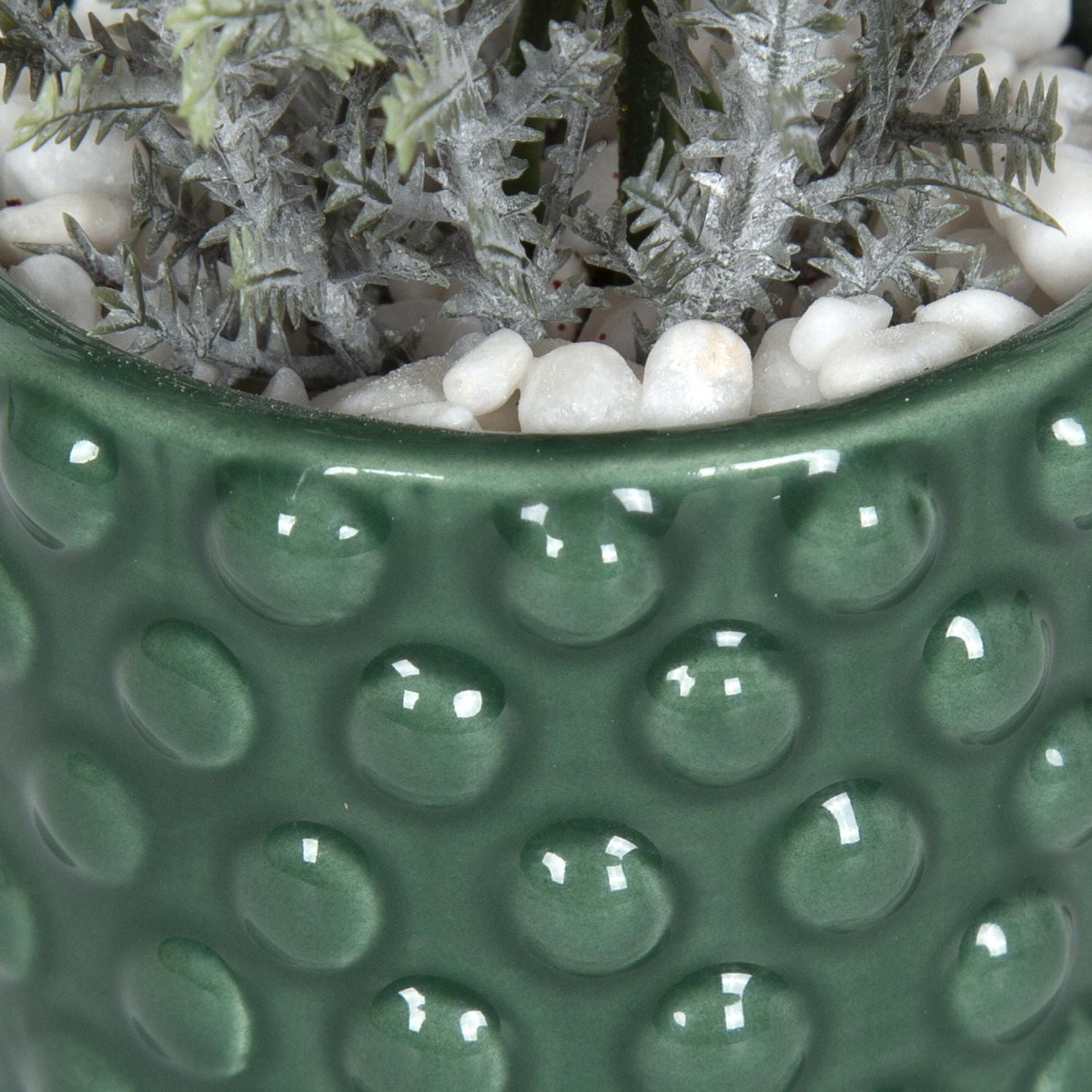 Fausse verdure miniature Yaga avec baies dans un pot vert