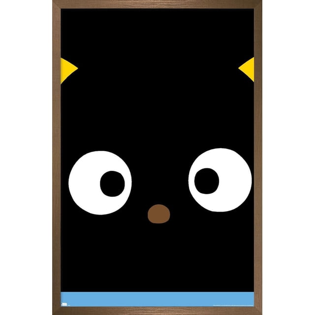 Hello Kitty and Friends - Affiche Murale Gros Plan de Chococat, 22,375 Po x 34 Po, Présentant un Gros Plan Centré du Visage de Chococat avec de Grands Yeux Blancs, des Élèves Noirs, un Petit Nez Brun et des Oreilles Jaunes sur Fond Noir, Imprimée sur Papier d'Affiche Lustré avec un Cadre Brun, Convient pour Décorer des Chambres, des Bureaux Ou des Résidences Étudiantes.
