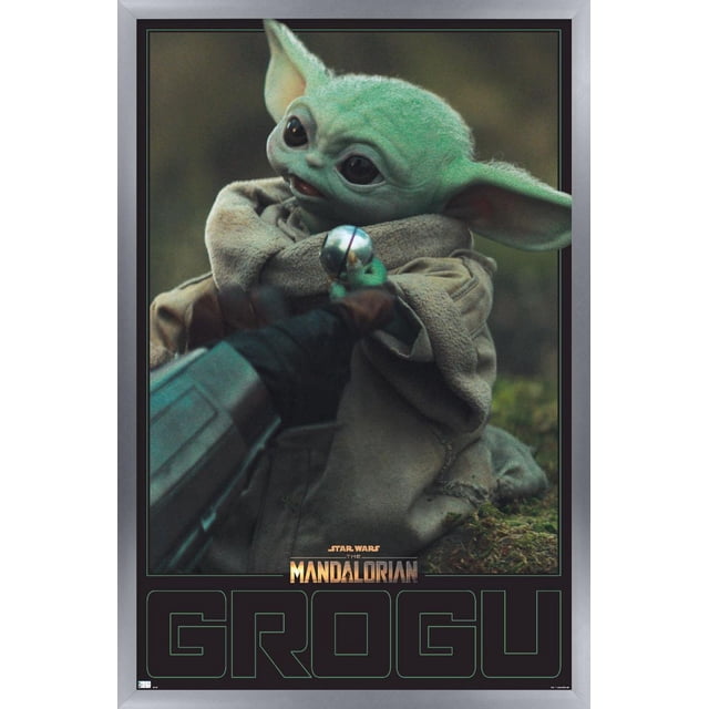 Star Wars : The Mandalorian Saison 2 - Affiche Murale Grogu, 22,375 Po x 34 Po Encadrée Montrant Grogu, l'Extraterrestre Vert aux Grandes Oreilles et aux Yeux Noirs, Enveloppé d'Une robe beige Tenant une Clochette Argentée, sur Fond Moelleux Naturel Flou, Encadré en Gris avec le logo Mandalorian et le Texte Grogu, art Mural Idéal pour la Déco de la Maison et les collections de Fans.
