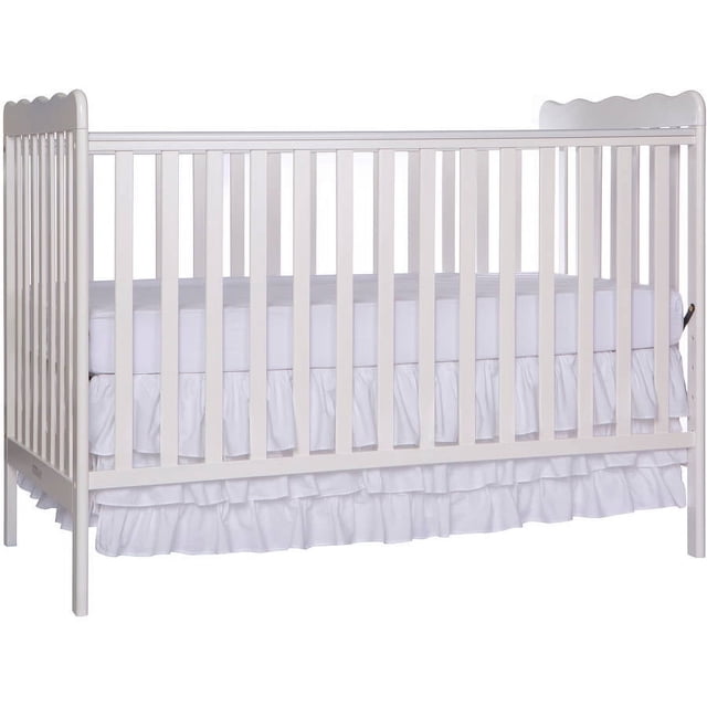 Dream On Me Carson Classique Lit de Bébé Convertible 3-en-1 en Fini Blanc, Vue Frontale avec Côtés à Lattes et rails Supérieurs Festonnés, Fabriqué en Pin de Nouvelle-Zélande Durable, avec un Matelas Blanc et une Jupe de Lit à Volants, Conçu avec des Hauteurs de Matelas Ajustables et des rails Stationnaires pour une Utilisation Sécuritaire en Chambre de Bébé.